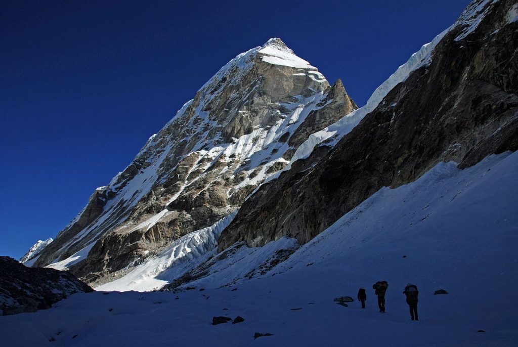 Climbing-towards-Tashi-Lapcha-Pass